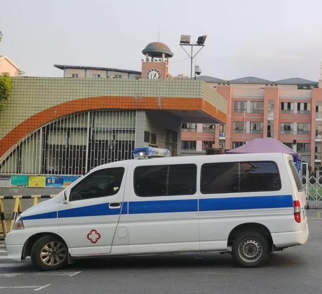 锦山镇救护车出租护送骨折病人一公里多少钱